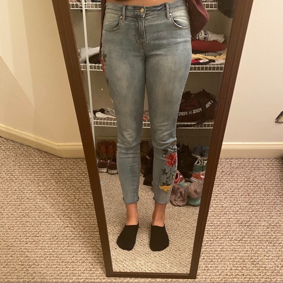 super cute & embroidered jeans - Picture 5 of 7
